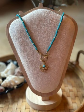 Collier perles bleues & pendentif demi soleil neuf, acier inoxydable