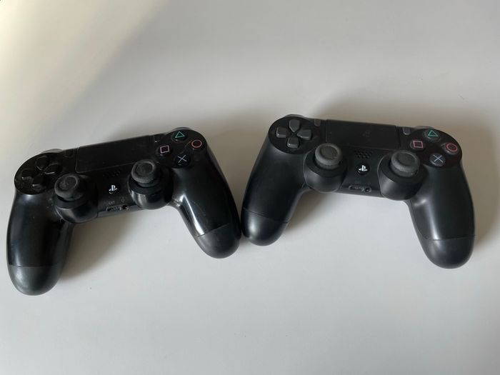 PS4 en très bon état avec deux manettes et quatre jeux - photo numéro 3