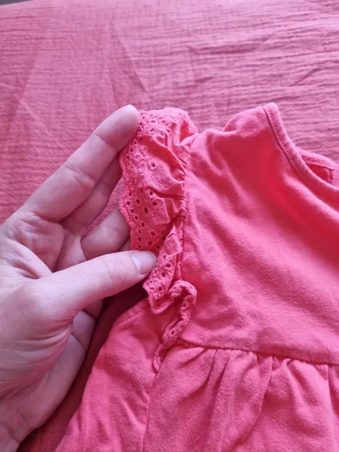 T-shirt sans manches corail 24 mois kiabi très bon état - photo numéro 3
