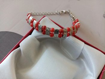 Bracelet argenté et perle rouge