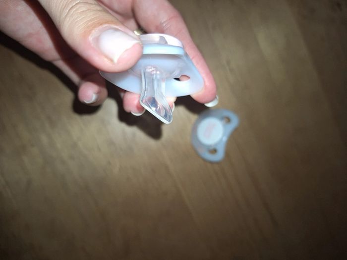Lot de deux tetines + attache tetine - photo numéro 3