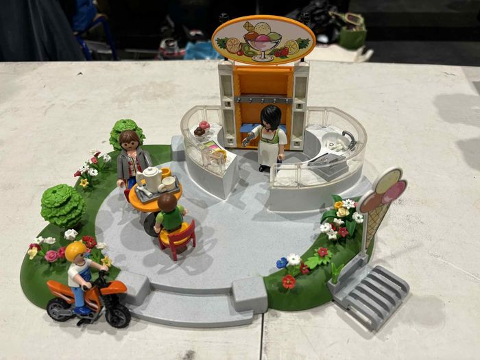Vendeuse de glace playmobil