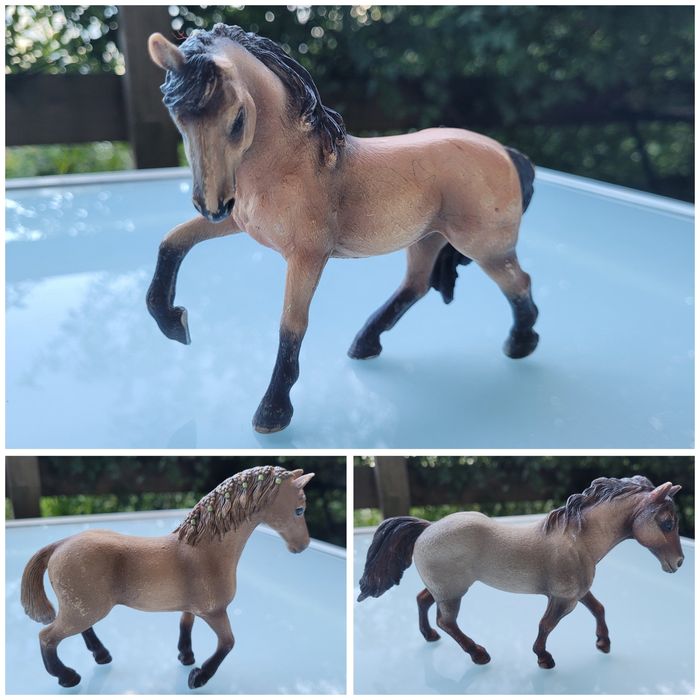 Lot de 3 Chevaux Scheich : 1 marron et noir, 1 marron/gris et 1 marron crinière tressée noeuds verts