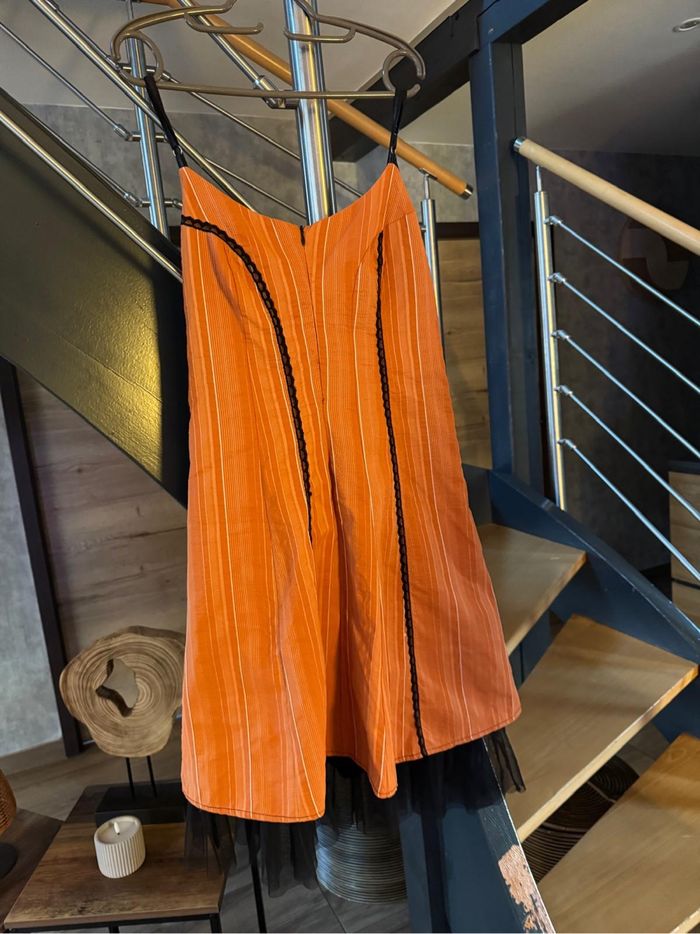 Robe orange et noire
