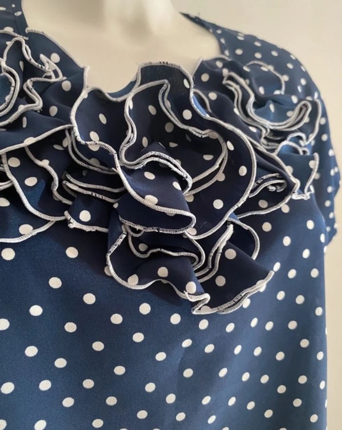 Joli haut à pois et froufrous - photo numéro 2