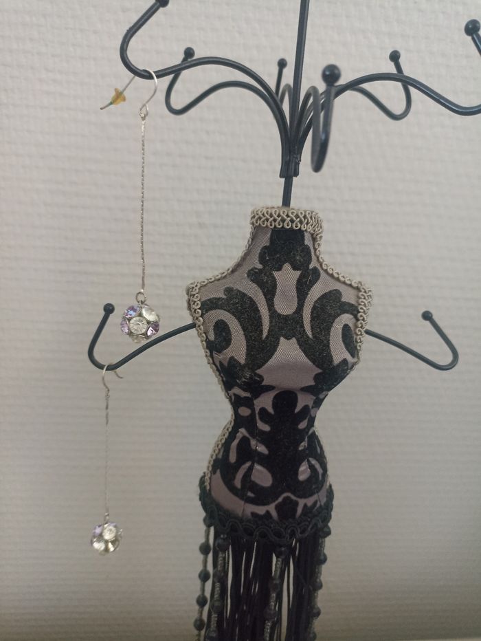 Boucles d'oreilles pendantes fantaisie - photo numéro 1