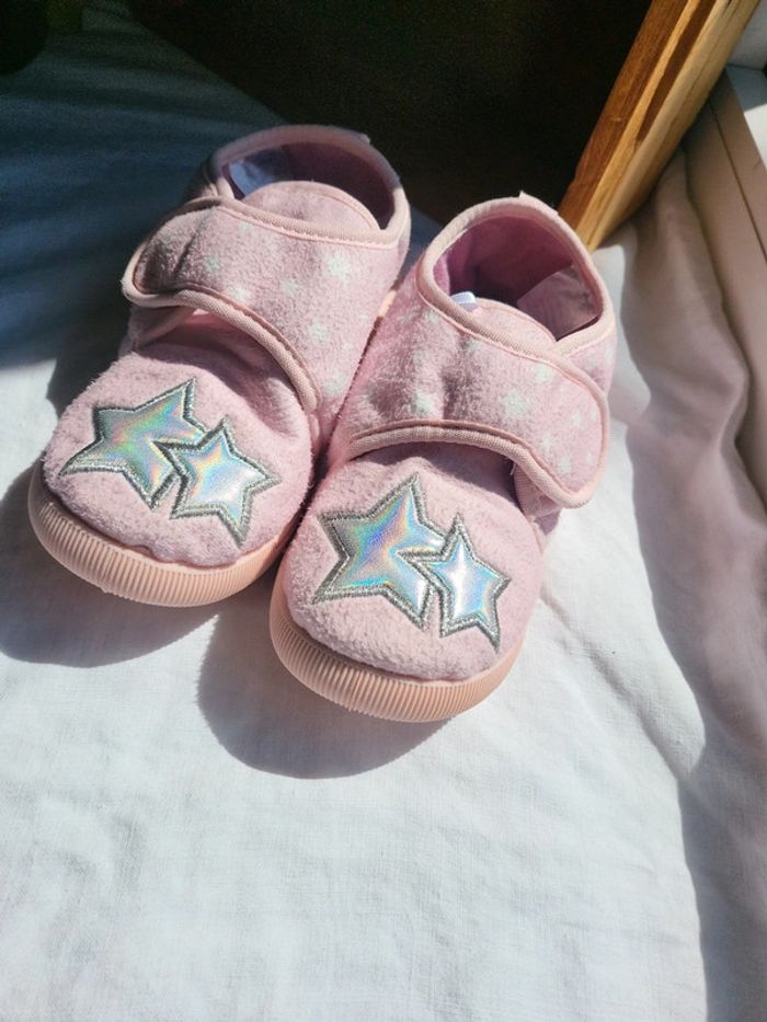 Chaussons fermés à scratchs étoiles girly 30