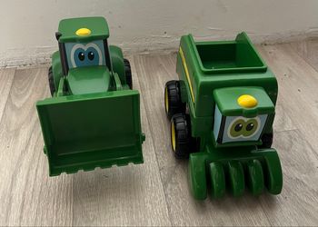 Tracteur et moissonneuse