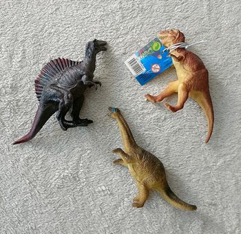 3 figurines dinosaures