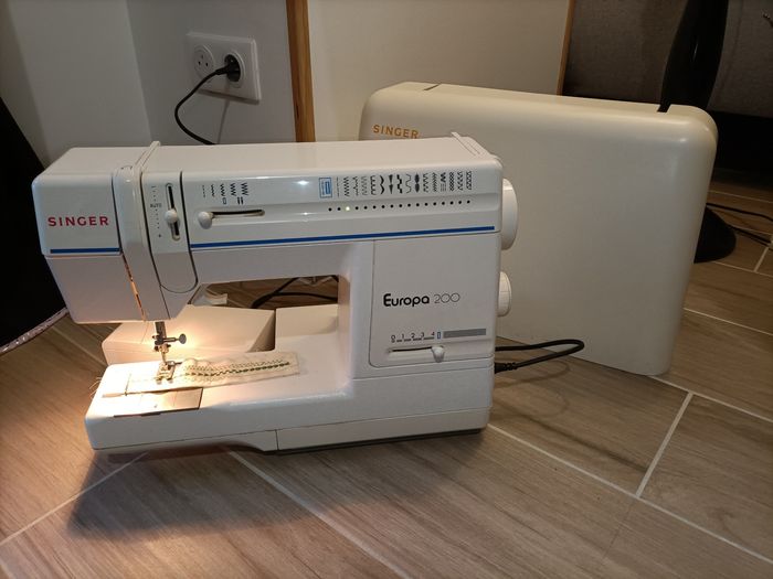 Machine à coudre Singer Europa 200 très bon état