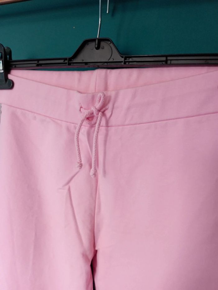 Legging rose avec bas évasés