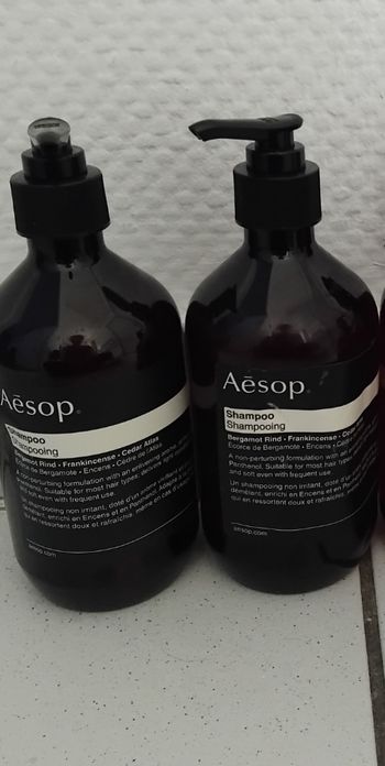 2 shampoing aesop ressurection  aux cedres de latlas étiquette et bouteille gondolé voir photo