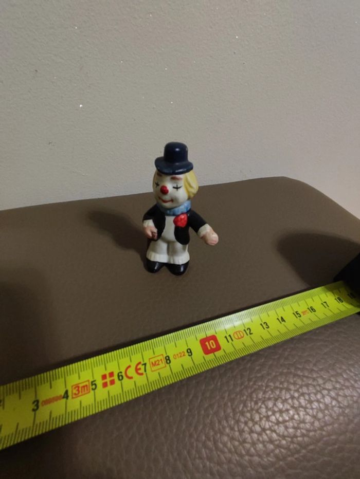 clown figurine chapeau