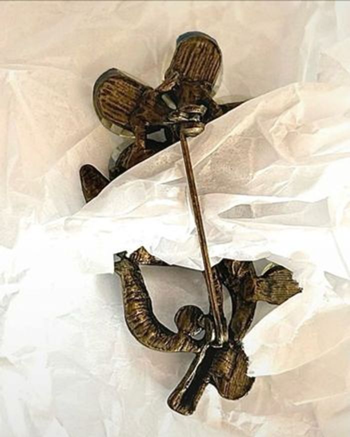 Broche en forme de fleur effet vieilli. Bi - matière - photo numéro 3