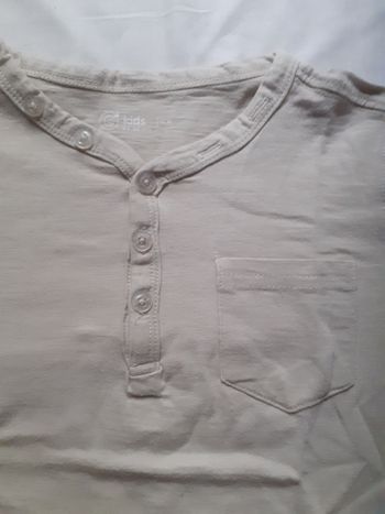 Tee-shirt beige col en V boutonné