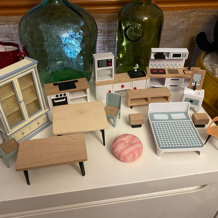 Grand lot meubles en bois et moderne de poupées