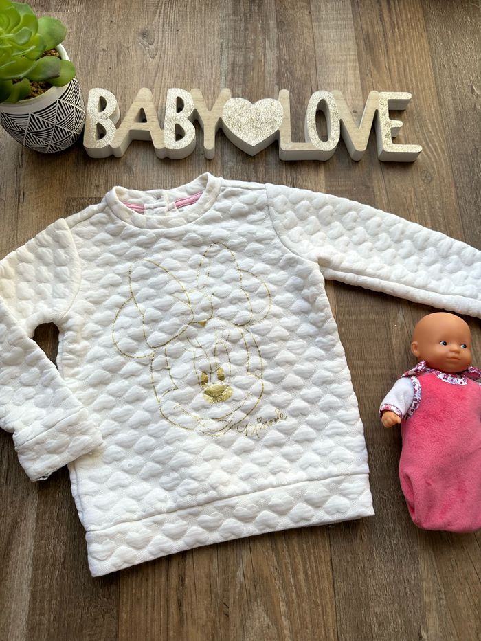 - Pull Disney - 24 mois - bon état, défaut à la manche