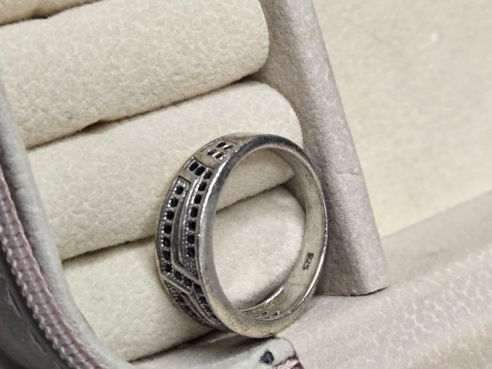 Une bague en argent - photo numéro 2