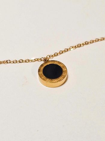 Collier or chiffres romains fond plein