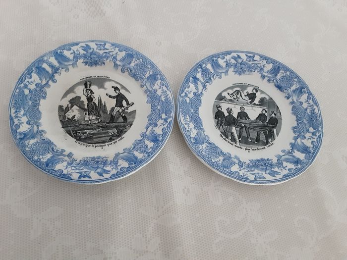 Lot de 2 assiettes vintage en porcelaine opaque marque gien motif proverbes militaire