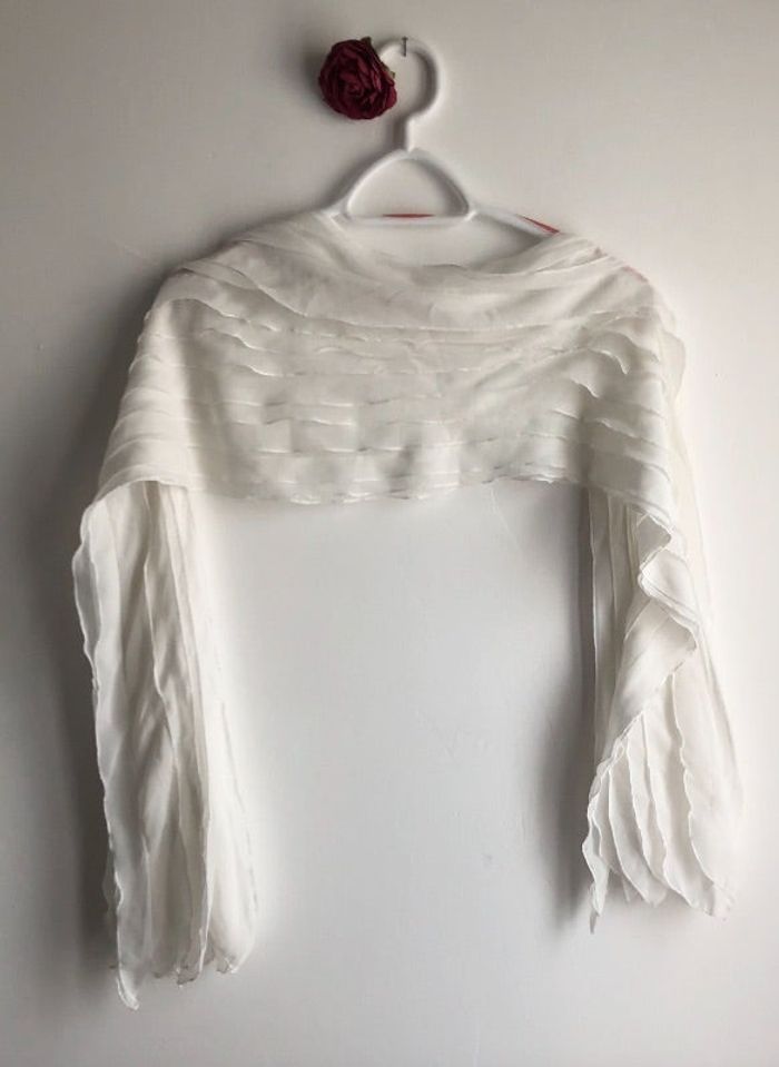 Echarpe originale en mousseline blanche