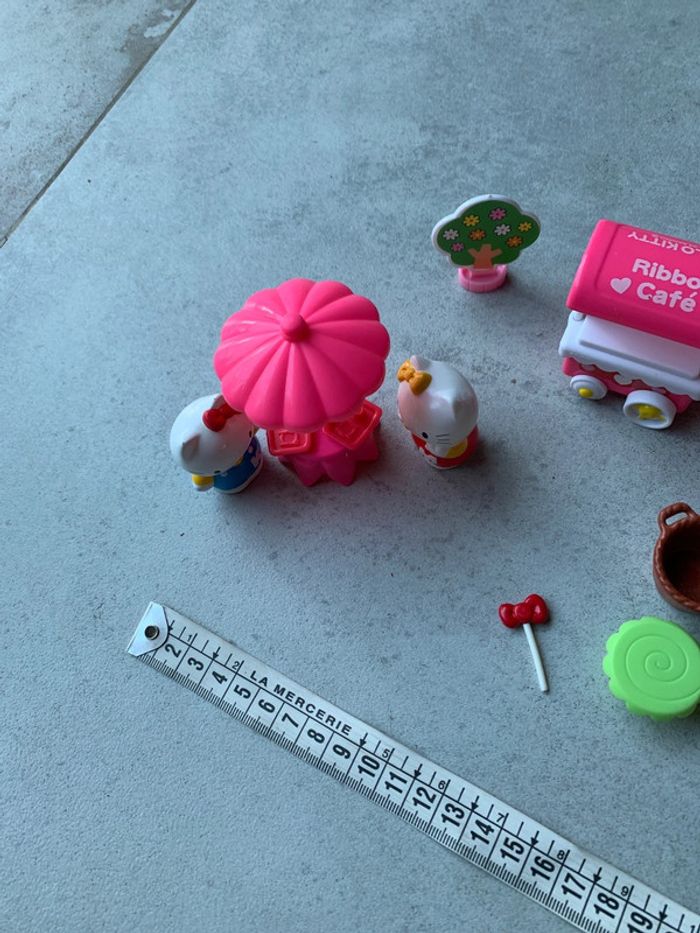 Lot jouet hello kitty marchande avec terrasse sucette figurine arbre panier etc - photo numéro 3