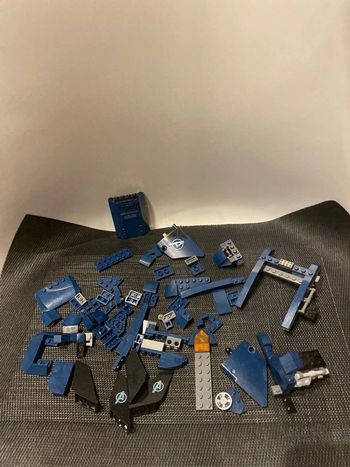 Lego petit lot vrac Avengers 76126 le quinjet bleu foncé et autre officiel Marvel.