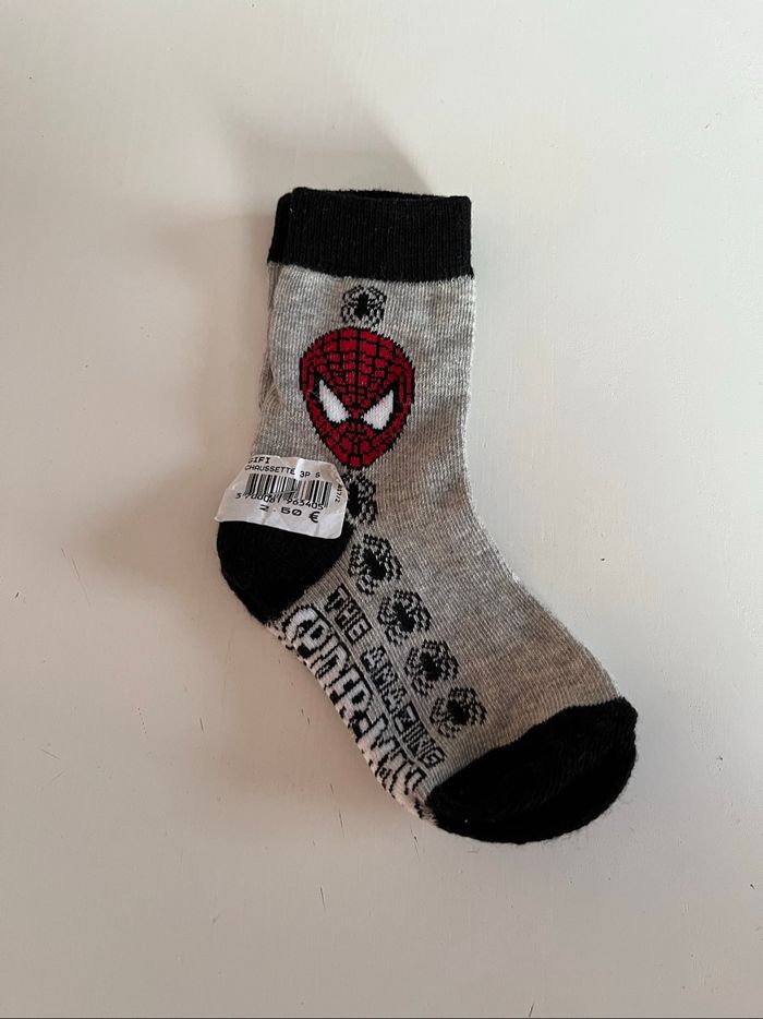 Paire de chaussettes grises Spiderman.