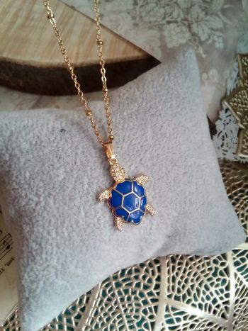 Collier tortue bleue et dorée
