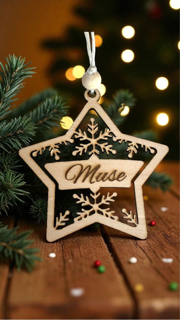 Boule de Noël en bois avec prénom - photo numéro 4