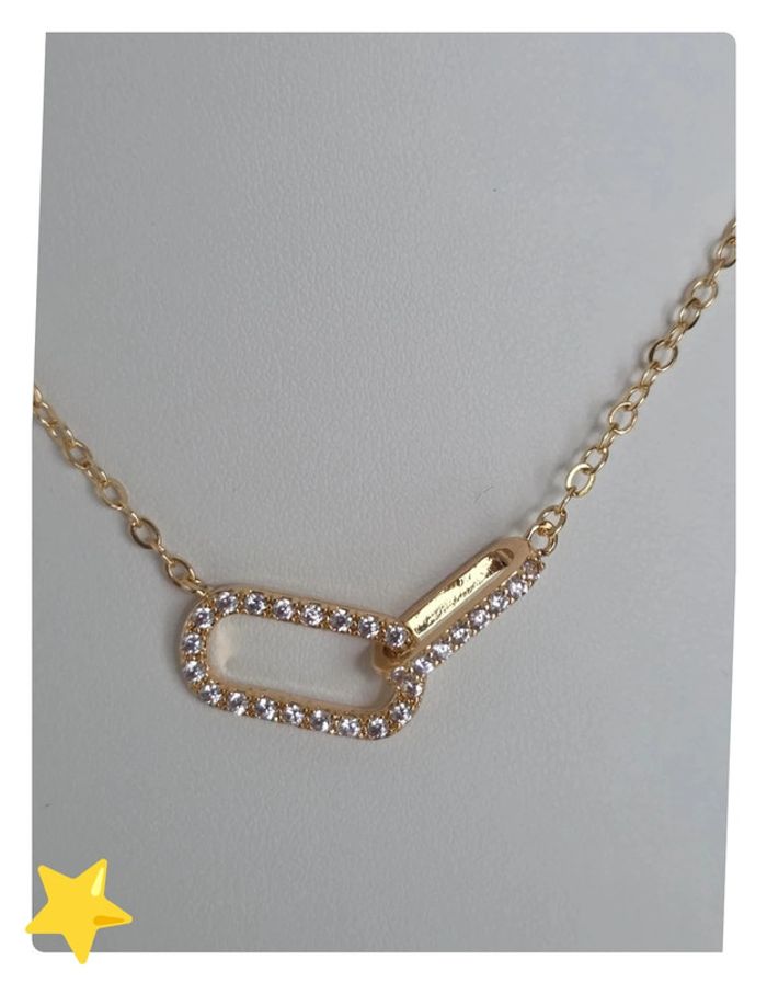 Collier maille jaseron dorée avec pendentif entrecroisé et pierre d'ornement