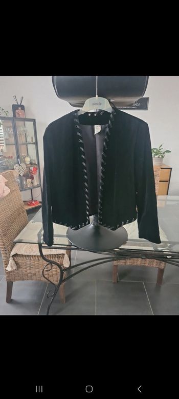 Très jolie boléro en velours noir magnifique pour les fetes