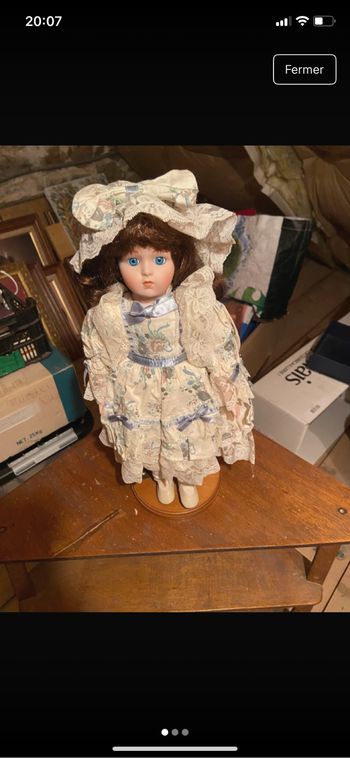Poupée de collection en porcelaine