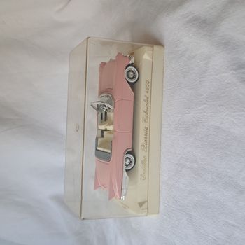 Voiture Cadillac Biarrito Cabriolet 4500 rose Solido Age d'or