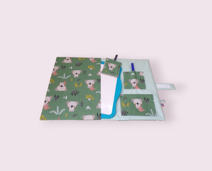 pochette range ardoise et crayons, effaceur offert, modèle koalas fond vert - photo numéro 2