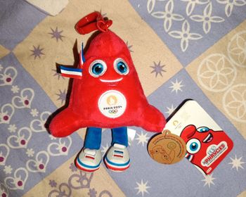 Petite mascotte pince Paris 2024
