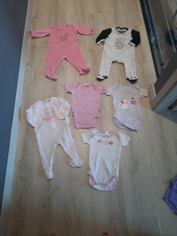 Lot de bodys et pyjama 6 mois neuf et tbe