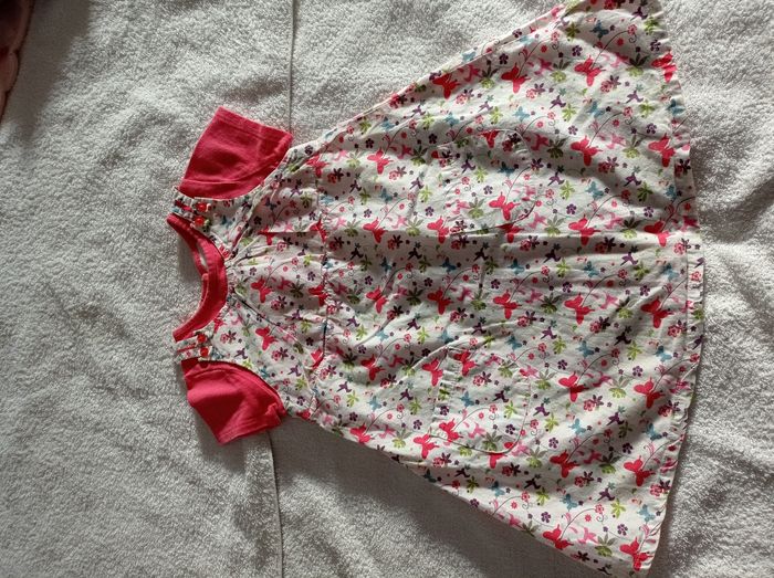 Robe à bretelles avec petit pull mange courtes taille 24 mois 86 cm motifs papillon fleurs marque Vertbaudet - photo numéro 2