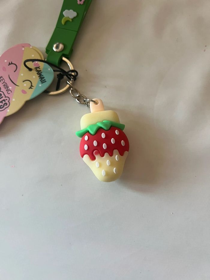 Porte clé petite fraise collection Kawaii neuf ! - photo numéro 2