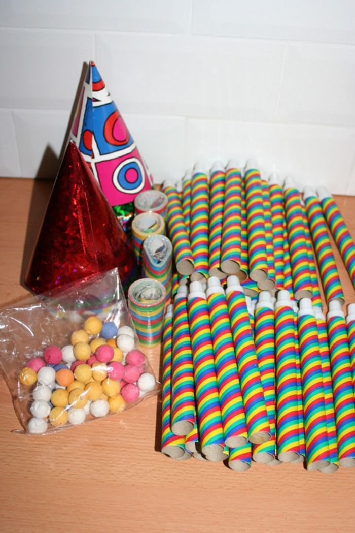 Aticles de fêtes : chapeaux, tubes lance balles, serpentins
