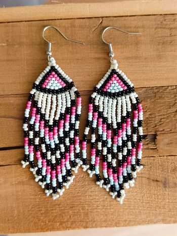 Boucles d'oreilles pendantes perles rose et noir