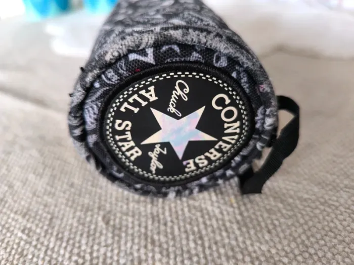 Superbe trousse grise Converse avec dessins stylés - photo numéro 3