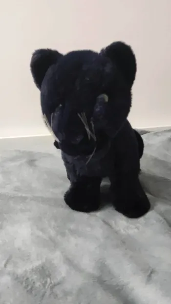 Peluche bebe panthère noire assise
