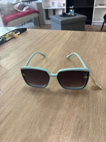 Paire de lunettes de soleil bleu clair