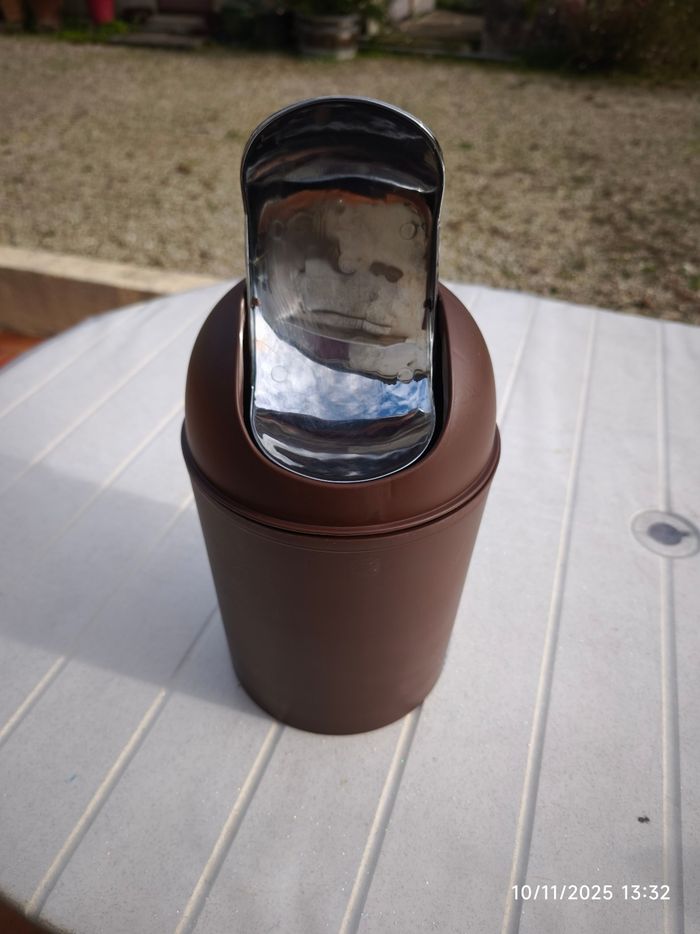 Petite poubelle marron - photo numéro 6