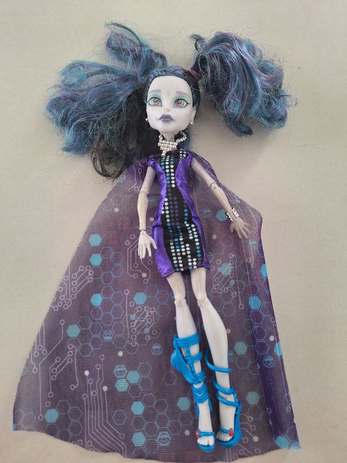 Lot 10 poupées monster high et supports - photo numéro 5