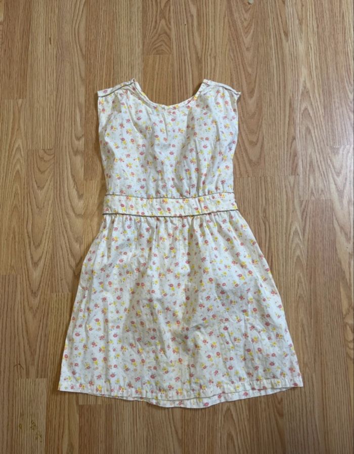 Robe à fleurs avec ouverture dans le dos de la marque Kiabi-8 ans