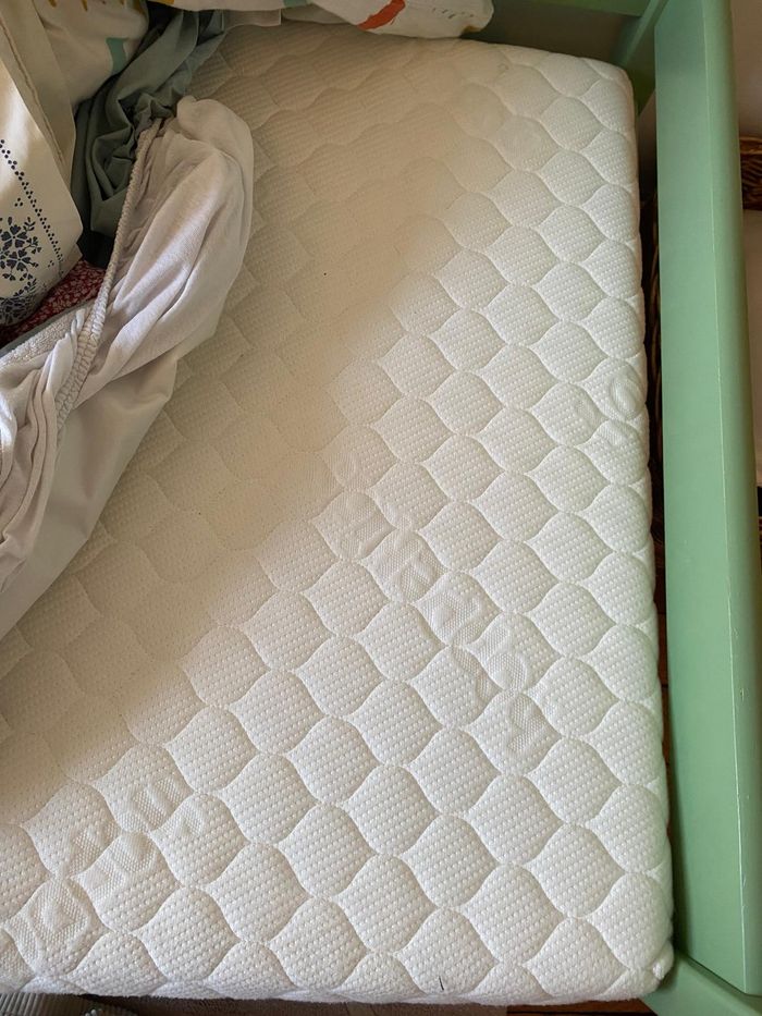 Lit enfant Hoppekids 70×160 – bois massif – matelas premium – état impeccable - photo numéro 8