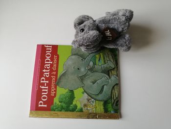 livre et peluche éléphant