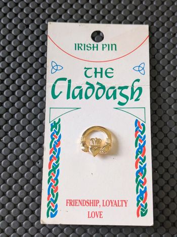 Pin's vintage Symbole Irlande Claddagh Irish